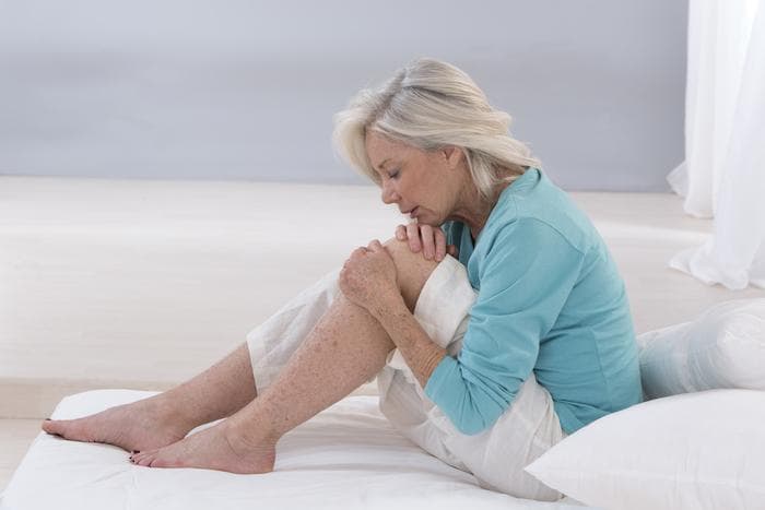 Doctor examining an arthritic knee joint, PRP therapy for arthritis relief