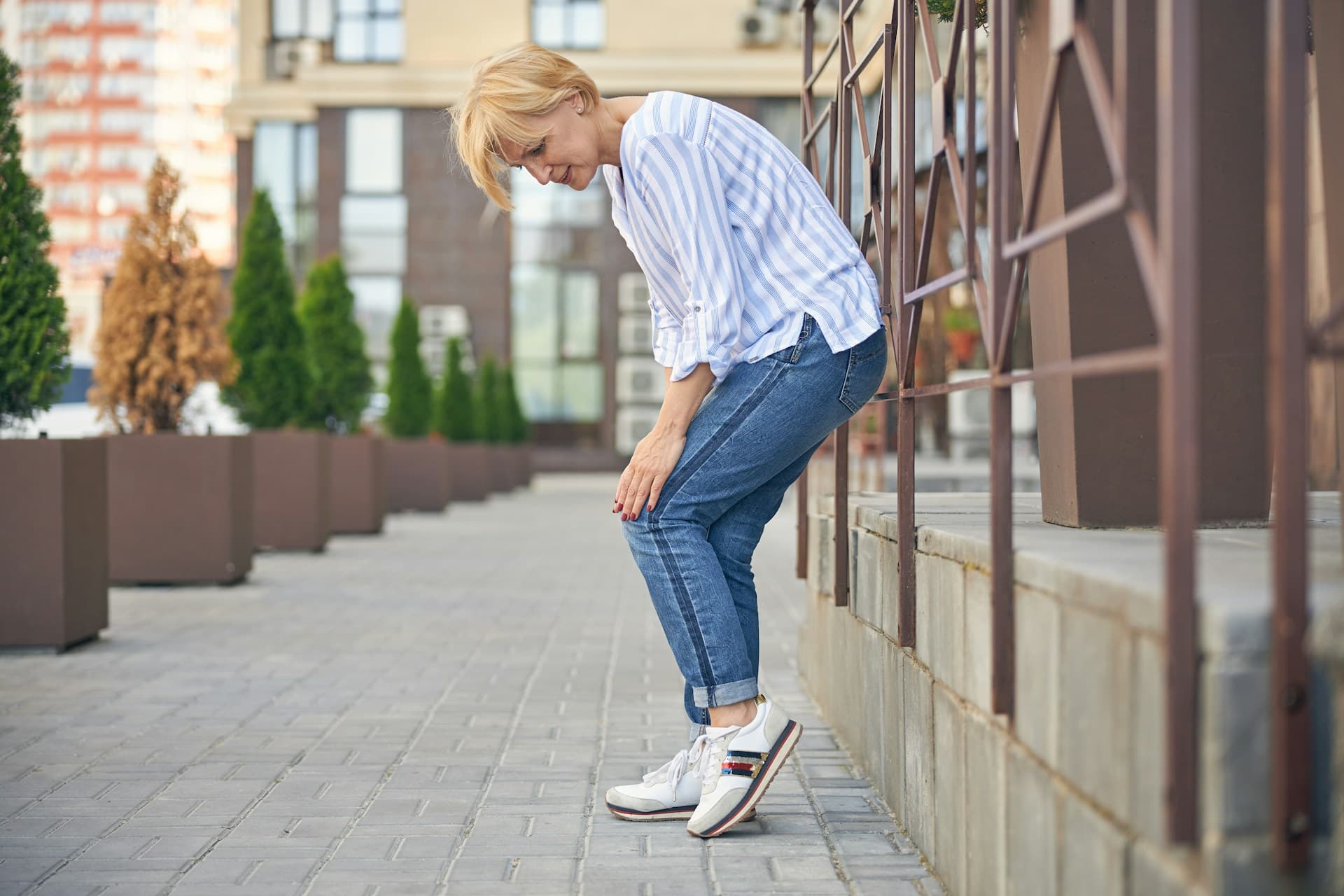 Signs Your Knee Pain Needs a Specialist in Geneva
